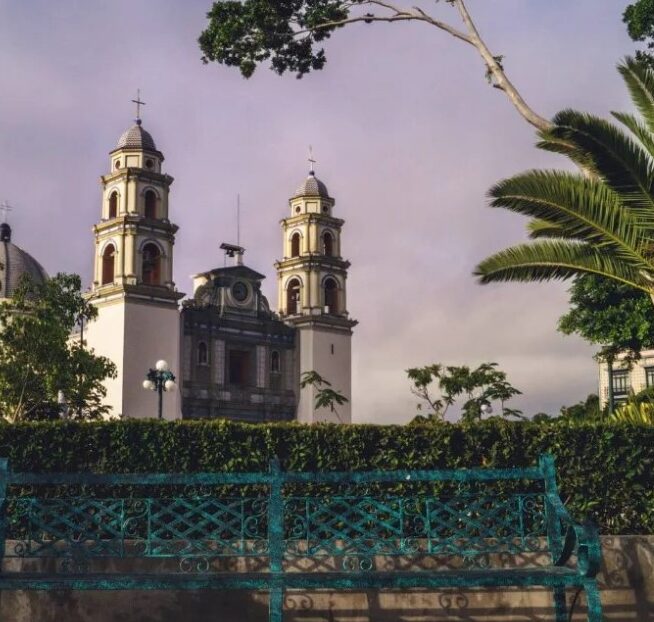 Catedral Tehuacán Puebla vista desde el parque Juarez, jardines, bancas, centro